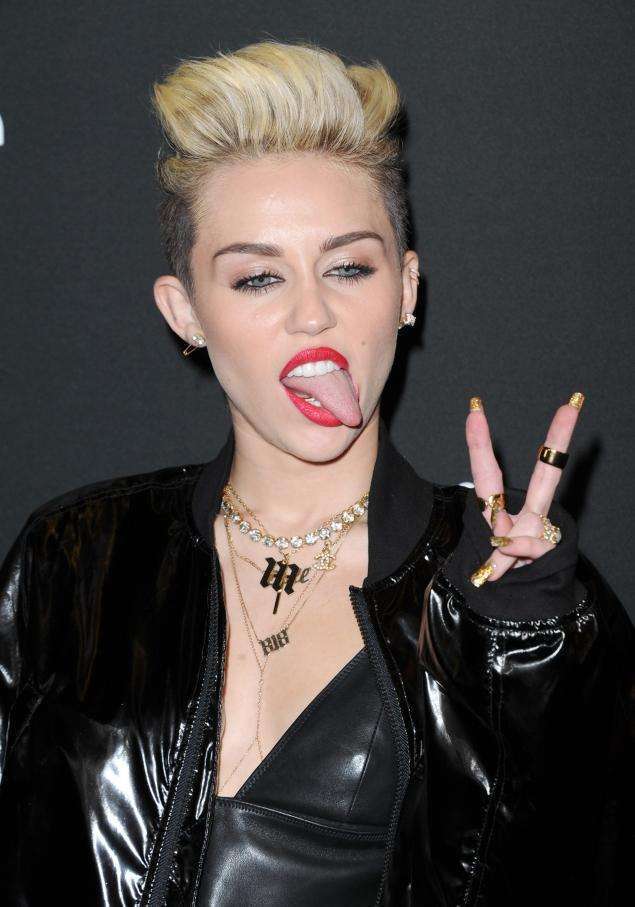 Aaaaacho que sua avó não ia curtir um show da Miley... xD